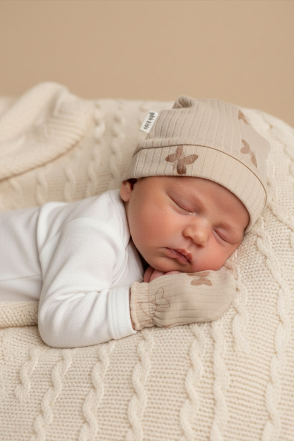 Yeni Doğan Şapka & Eldiven Seti – %100 Pamuklu Penye Extra Yumuşak Hafif Terletmez, 0-6 Ay Unisex - Bej Kelebek